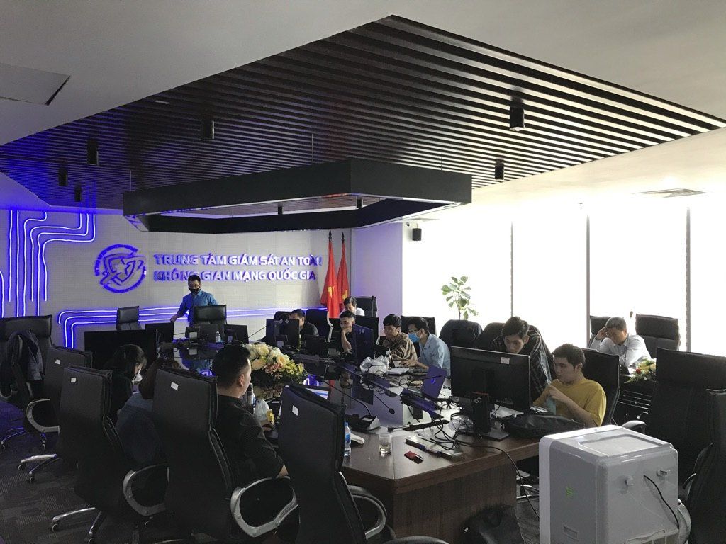Phòng điều hành với màn hình dữ liệu lớn
