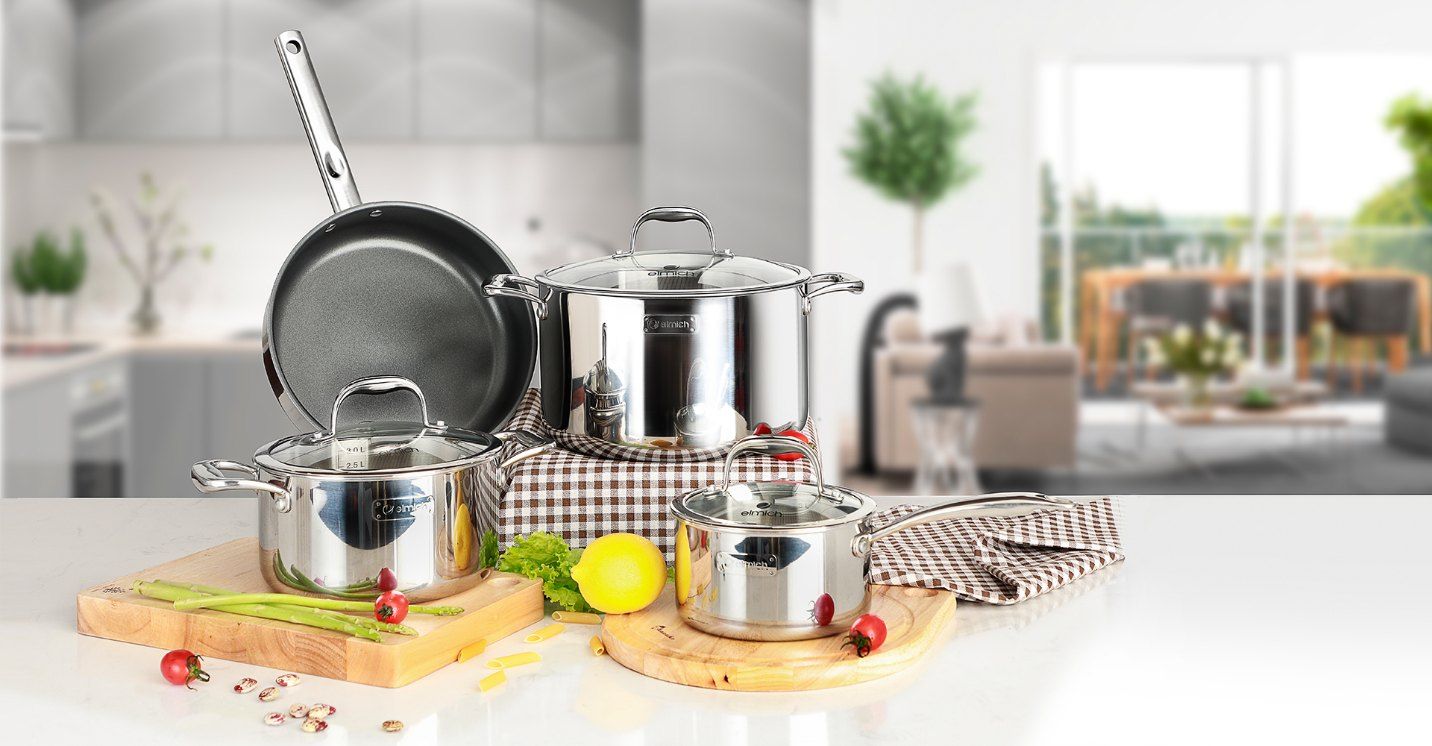 Bộ nồi chảo inox trong căn bếp gia đình