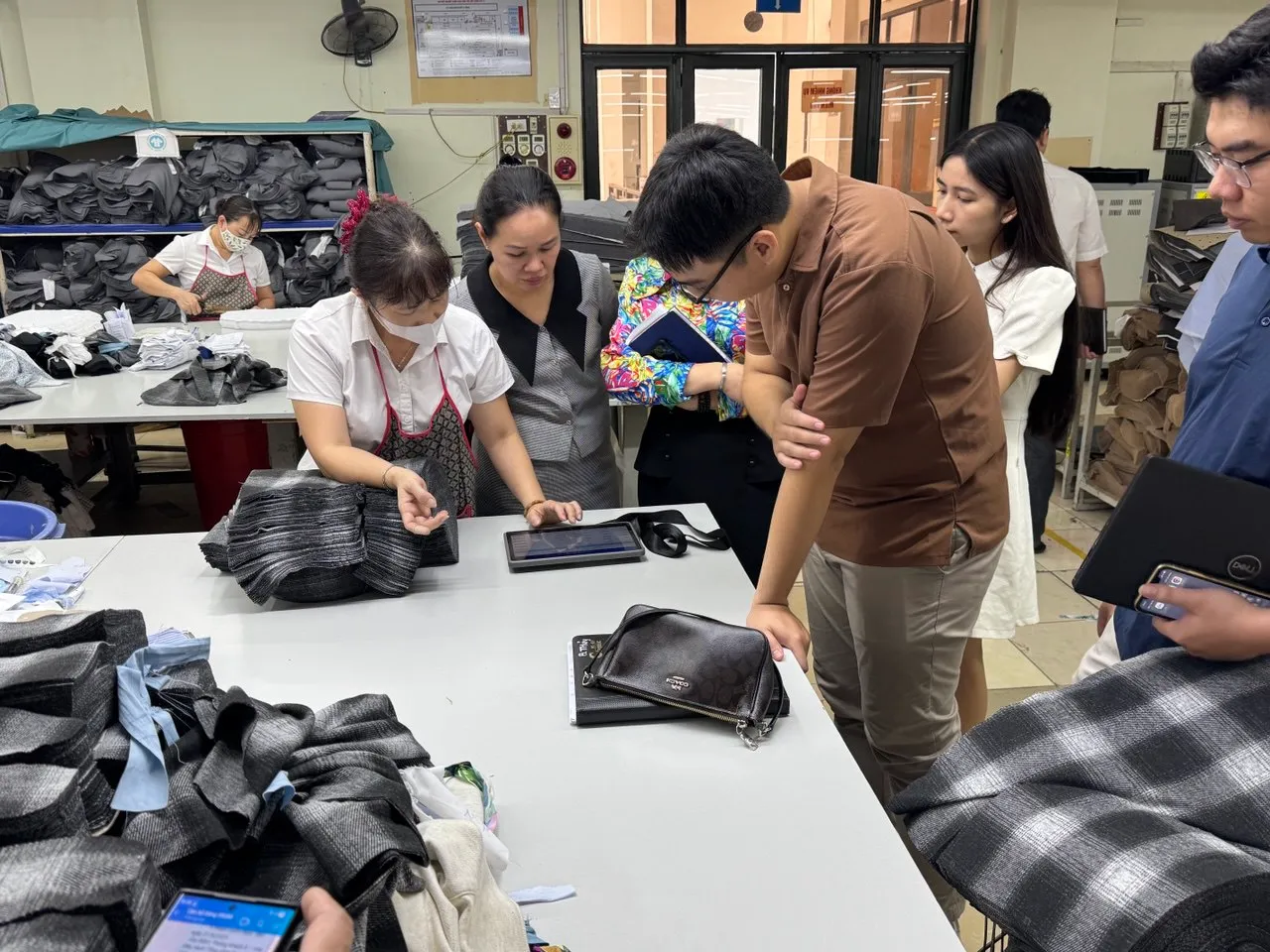 Nhân viên kiểm hàng May 10 và chuyên gia VDX tại khu QC