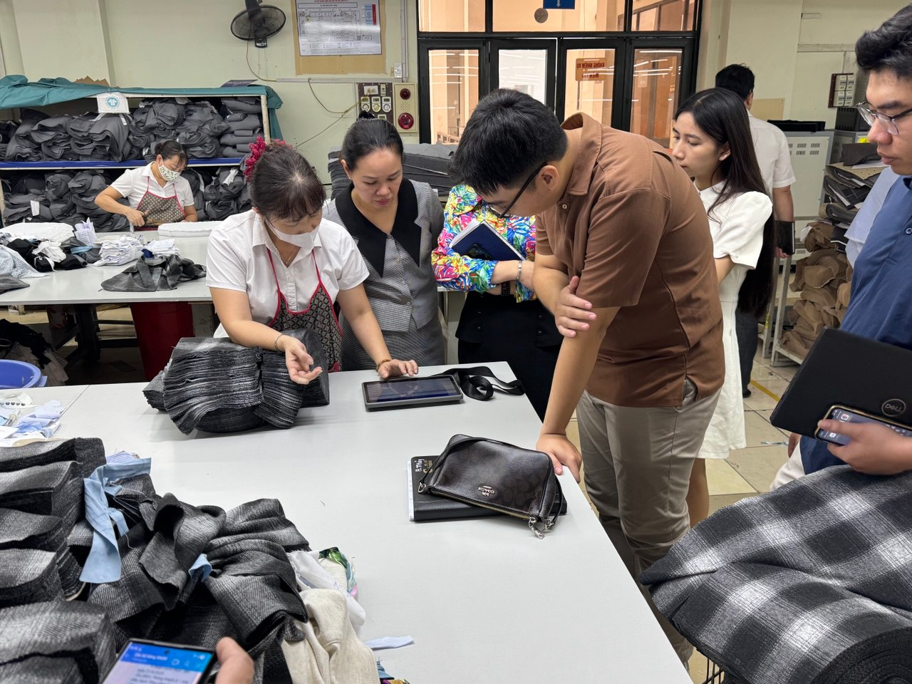 Nhân viên kiểm hàng May 10 và chuyên gia VDX tại khu QC