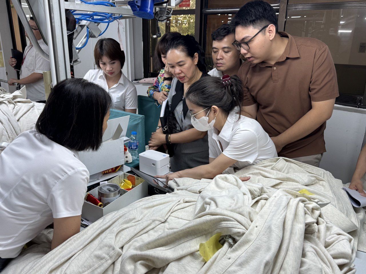 Đội ngũ VDX hướng dẫn công nhân May 10 dùng hệ thống QMS trên máy tính bảng tại xưởng