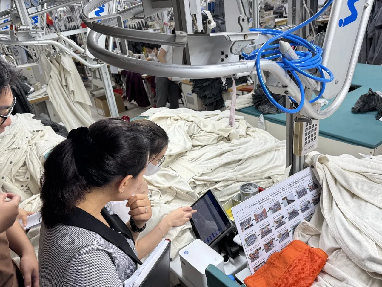 Chuyền may May 10 với máy tính bảng nhập dữ liệu chất lượng