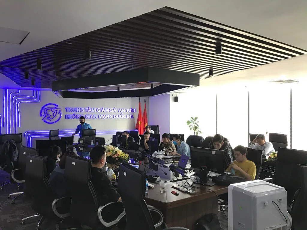Phòng điều hành với màn hình dữ liệu lớn